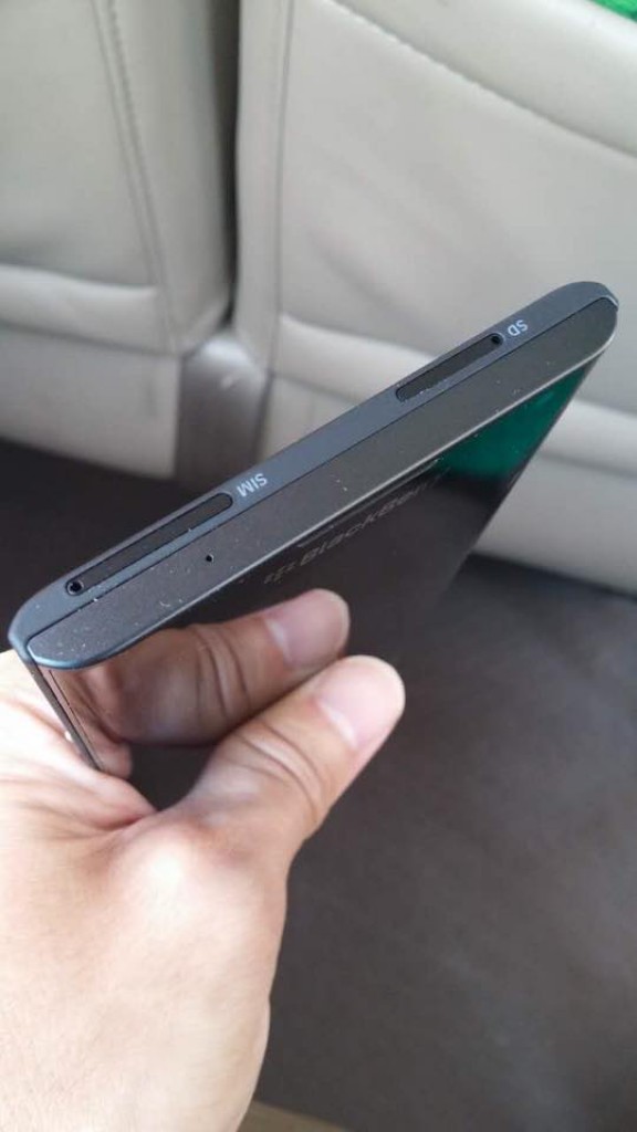 BlackBerry Venice SIM and SD slot