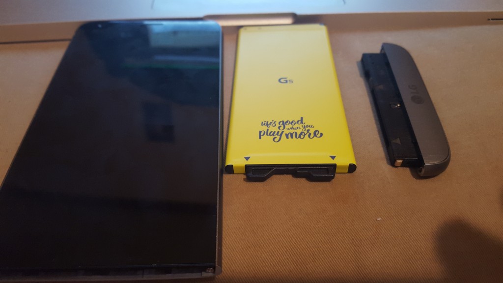 LG G5 components taken apart