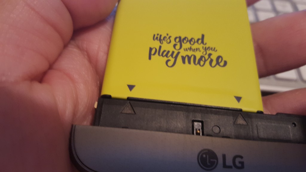LG G5 battery and module triangles align