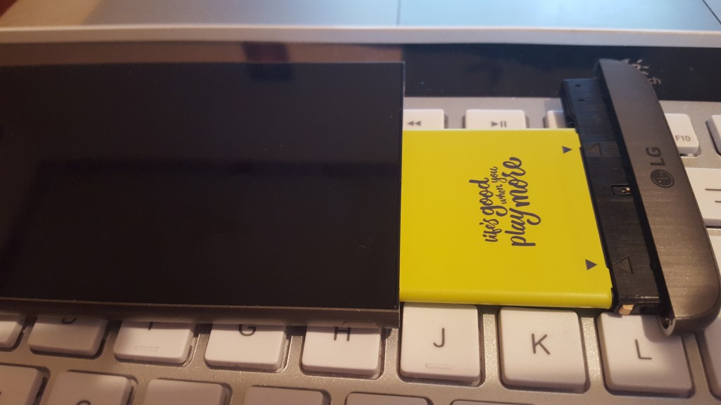 LG G5 battery and module go into display