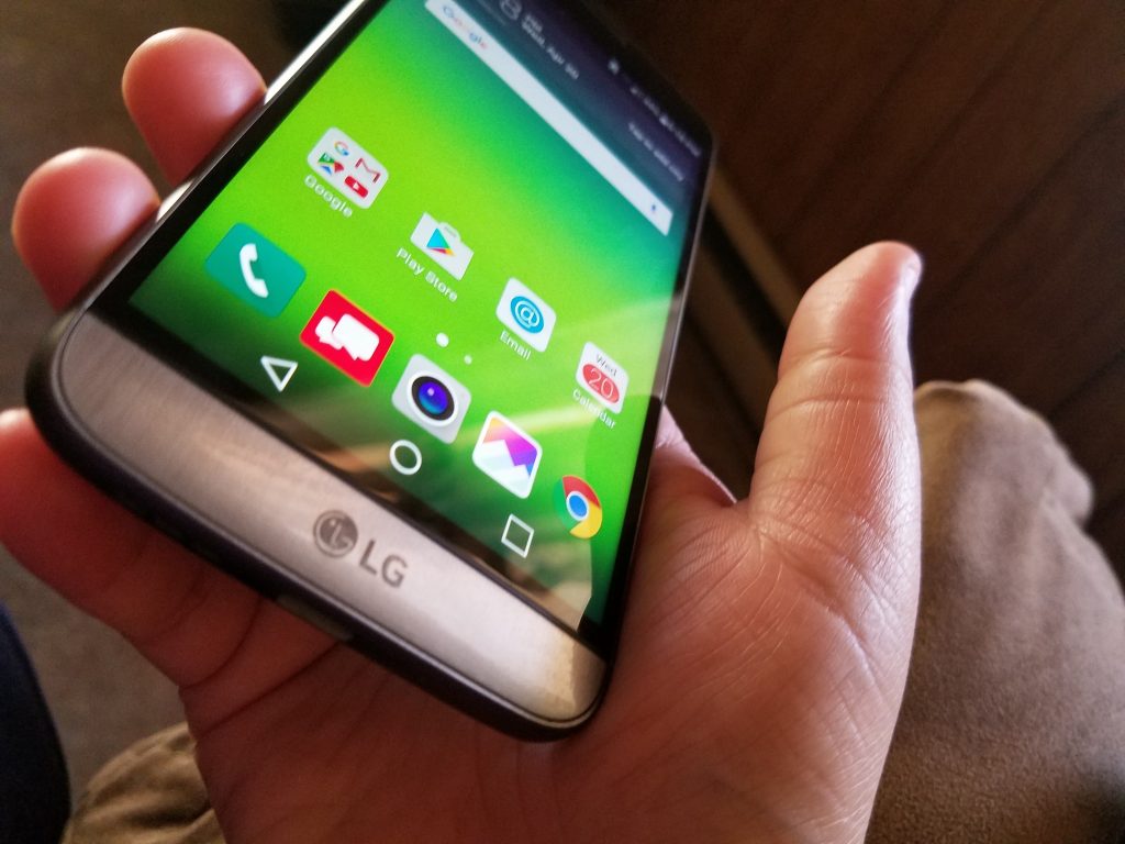 lg g5 in hand right side lean