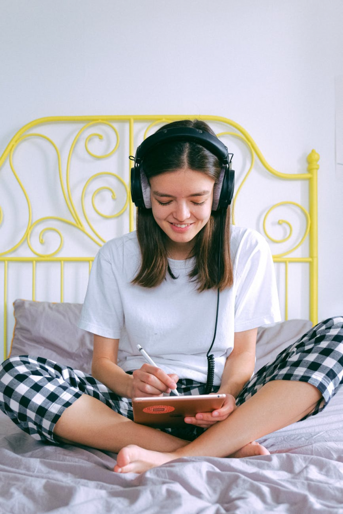 girl playing drawing games