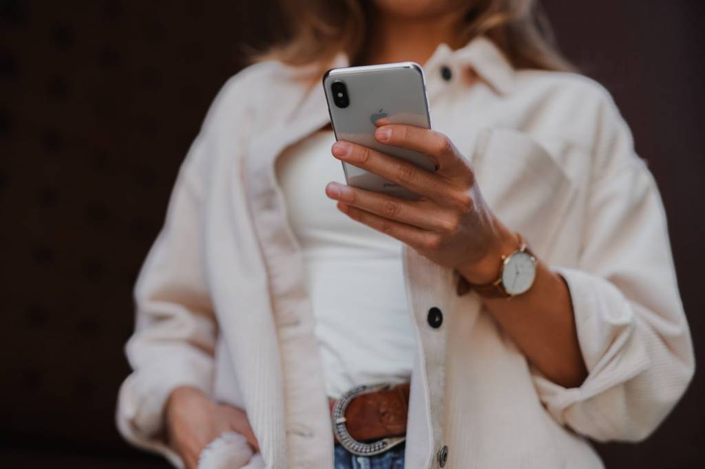 girl on iphone